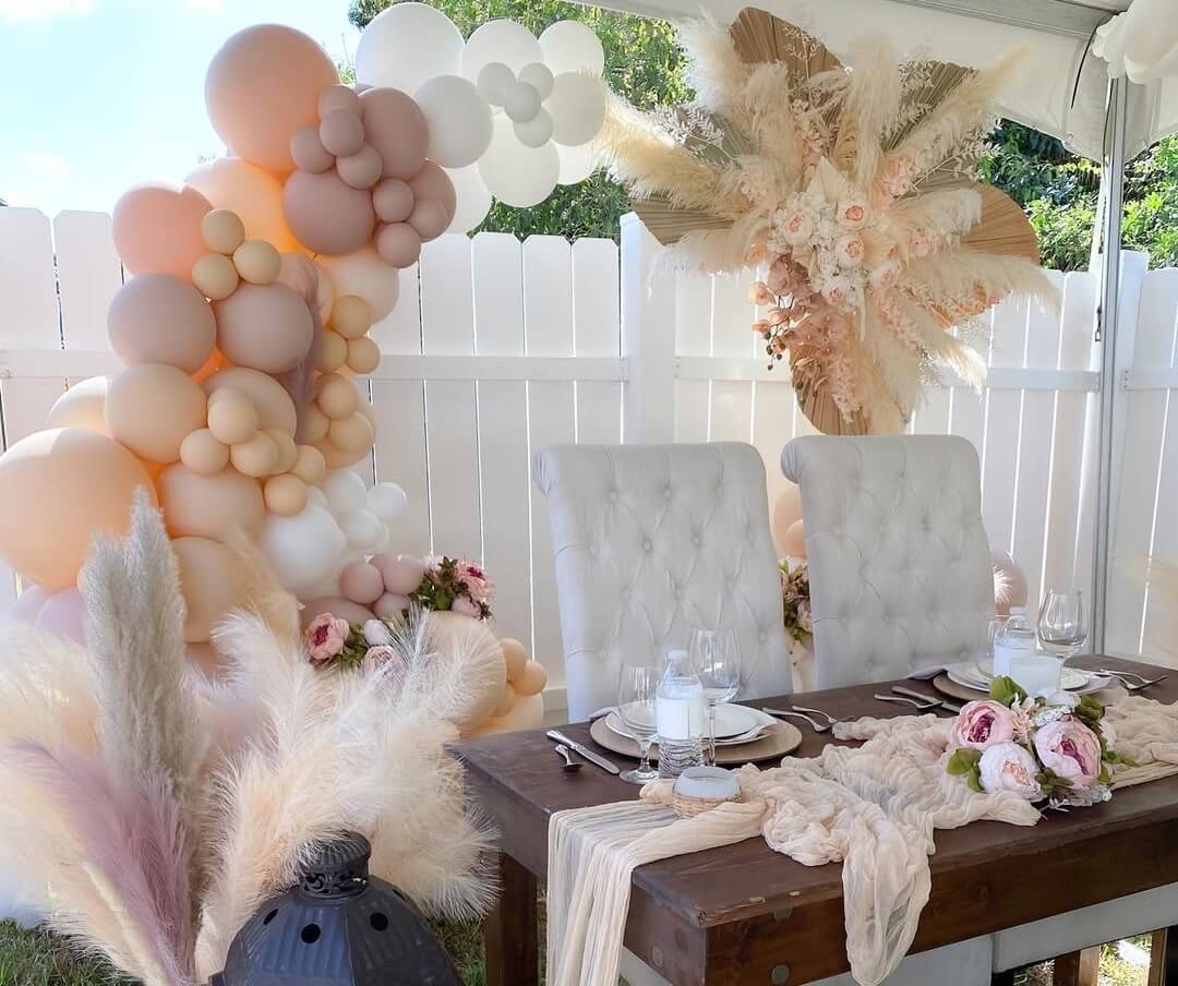 Flowery outdoor dinng decoration